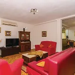 Σπίτι διακοπών 4 Bedroom Cozy In *