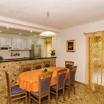 4 Bedroom Cozy In Σπίτι διακοπών *