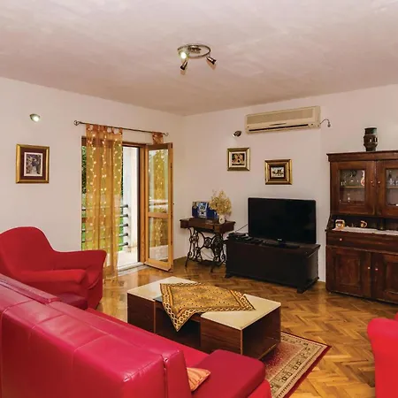 4 Bedroom Cozy In Gruda