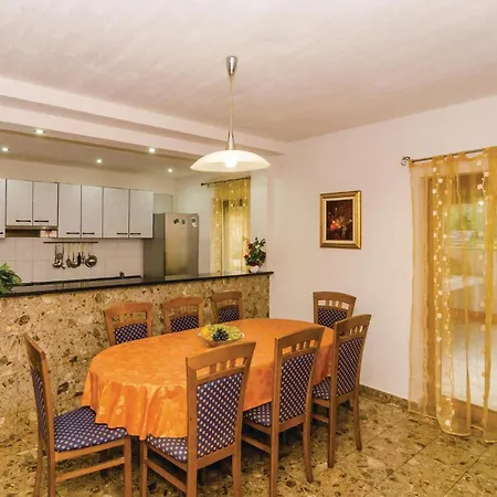 4 Bedroom Cozy In Nyaraló *