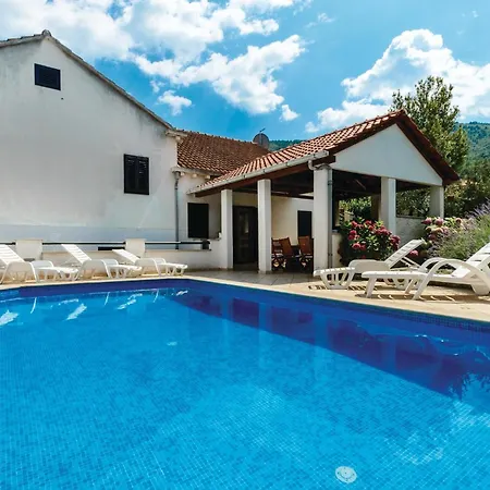 4 Bedroom Cozy In Vakantiehuis Gruda