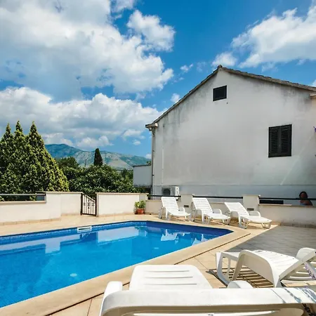 4 Bedroom Cozy In Holiday home Gruda