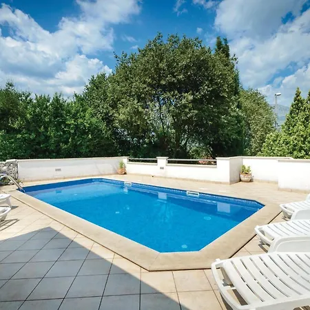 Holiday home 4 Bedroom Cozy In Gruda