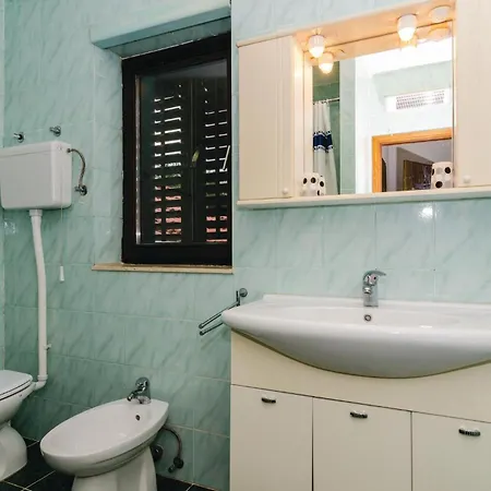 4 Bedroom Cozy In Vakantiehuis Gruda