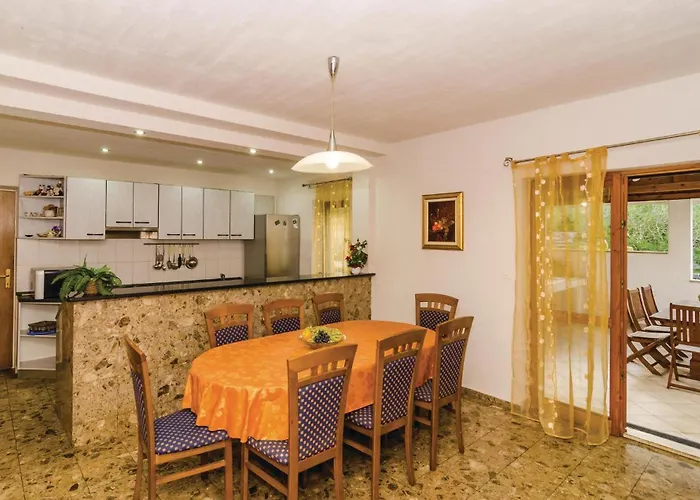 4 Bedroom Cozy In Дом отдыха *