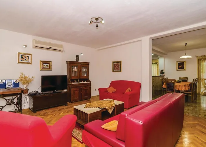 Дом отдыха 4 Bedroom Cozy In *