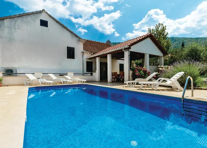 4 Bedroom Cozy In Сasa de vacaciones Gruda