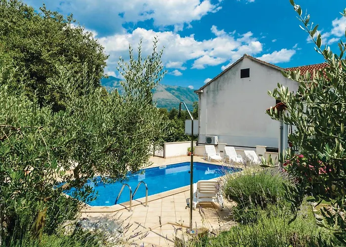 4 Bedroom Cozy In Сasa de vacaciones