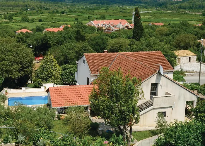 Сasa de vacaciones 4 Bedroom Cozy In