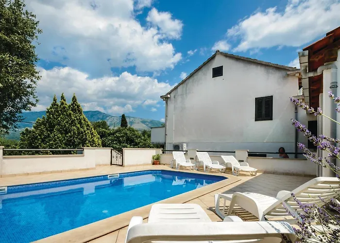 4 Bedroom Cozy In Сasa de vacaciones Gruda