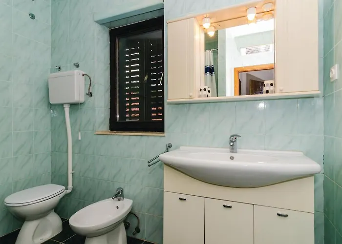 4 Bedroom Cozy In Сasa de vacaciones Gruda